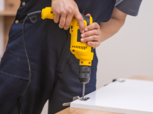 Dịch vụ sửa chữa và thay bản lề cửa gỗ uy tín 